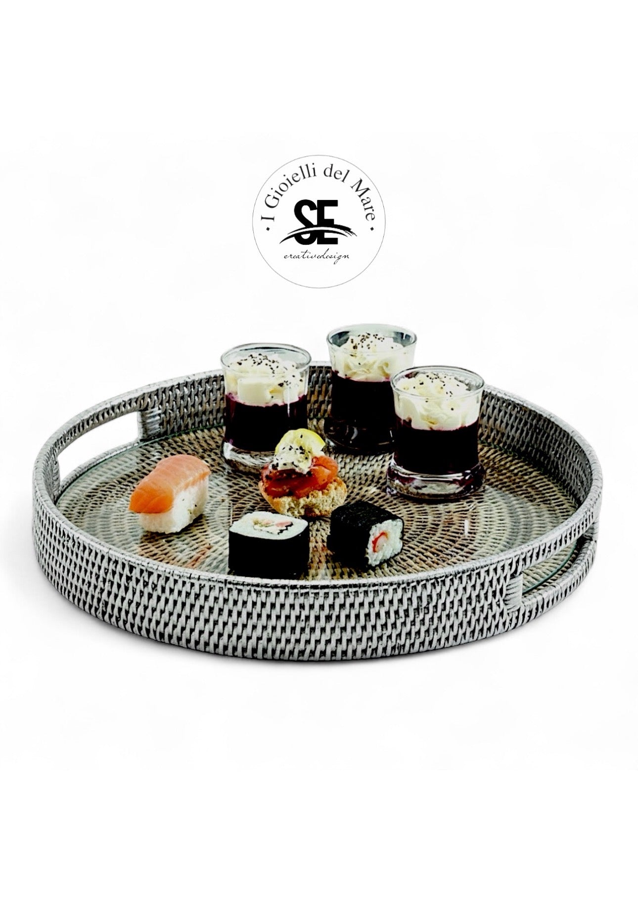Cod.Vassoio tondo con manici in rattan rivestito in argento con supporto in vetro artigianale in argento - I Gioielli del Mare