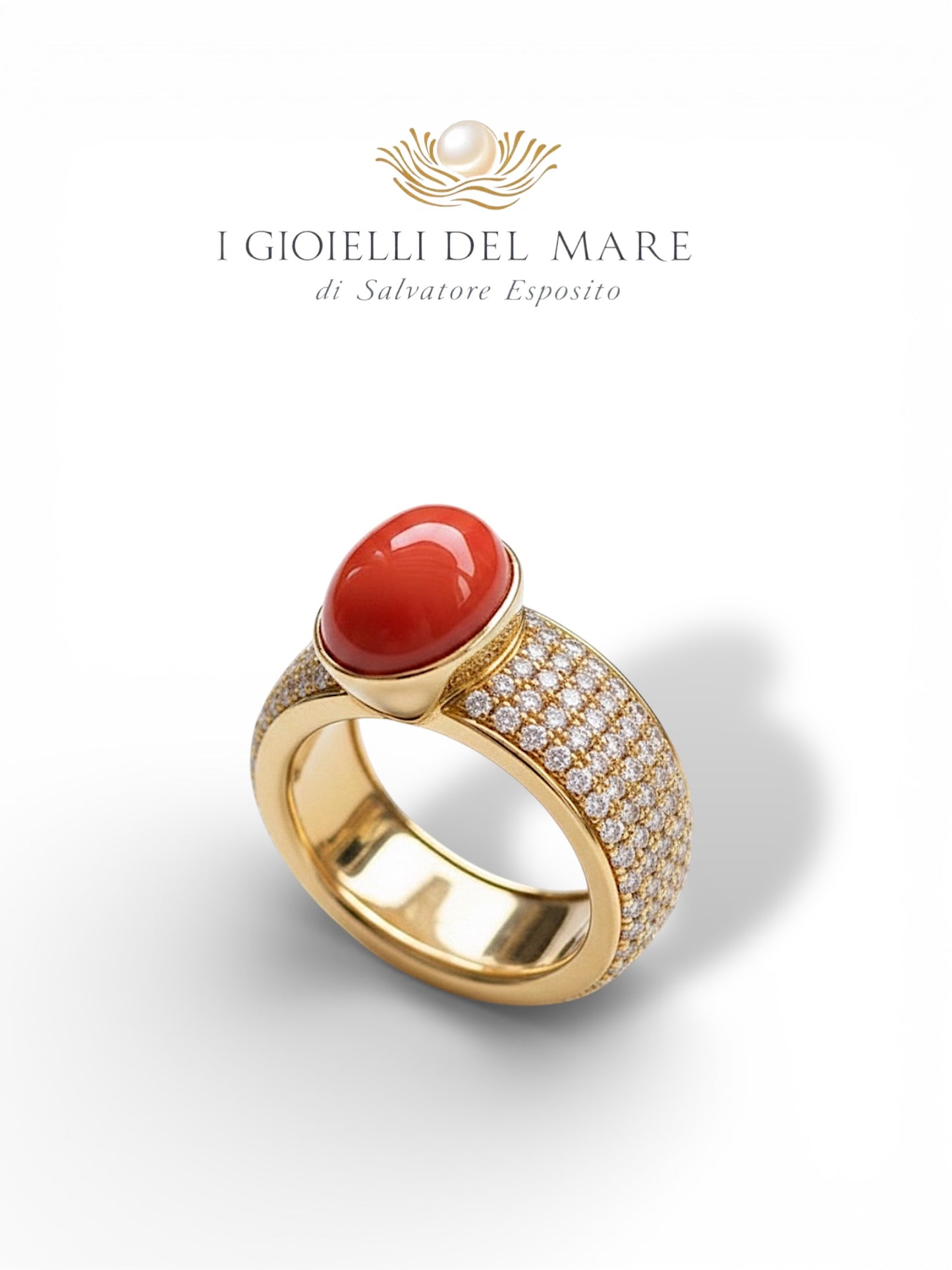 Anello in oro 18 kt. con pavé di brillantini e cabochon di Corallo rosso (Info su richiesta)