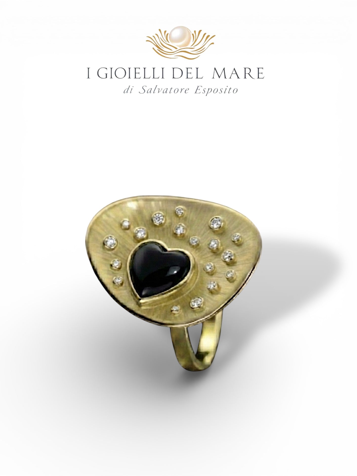 Anello in oro giallo con diamantini e cuore in onice (Info su richiesta )