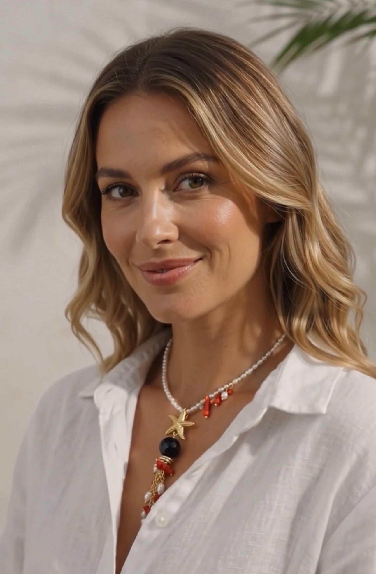 Collier di perle con ciondolo in corallo, perle e montatura in ottone dorato