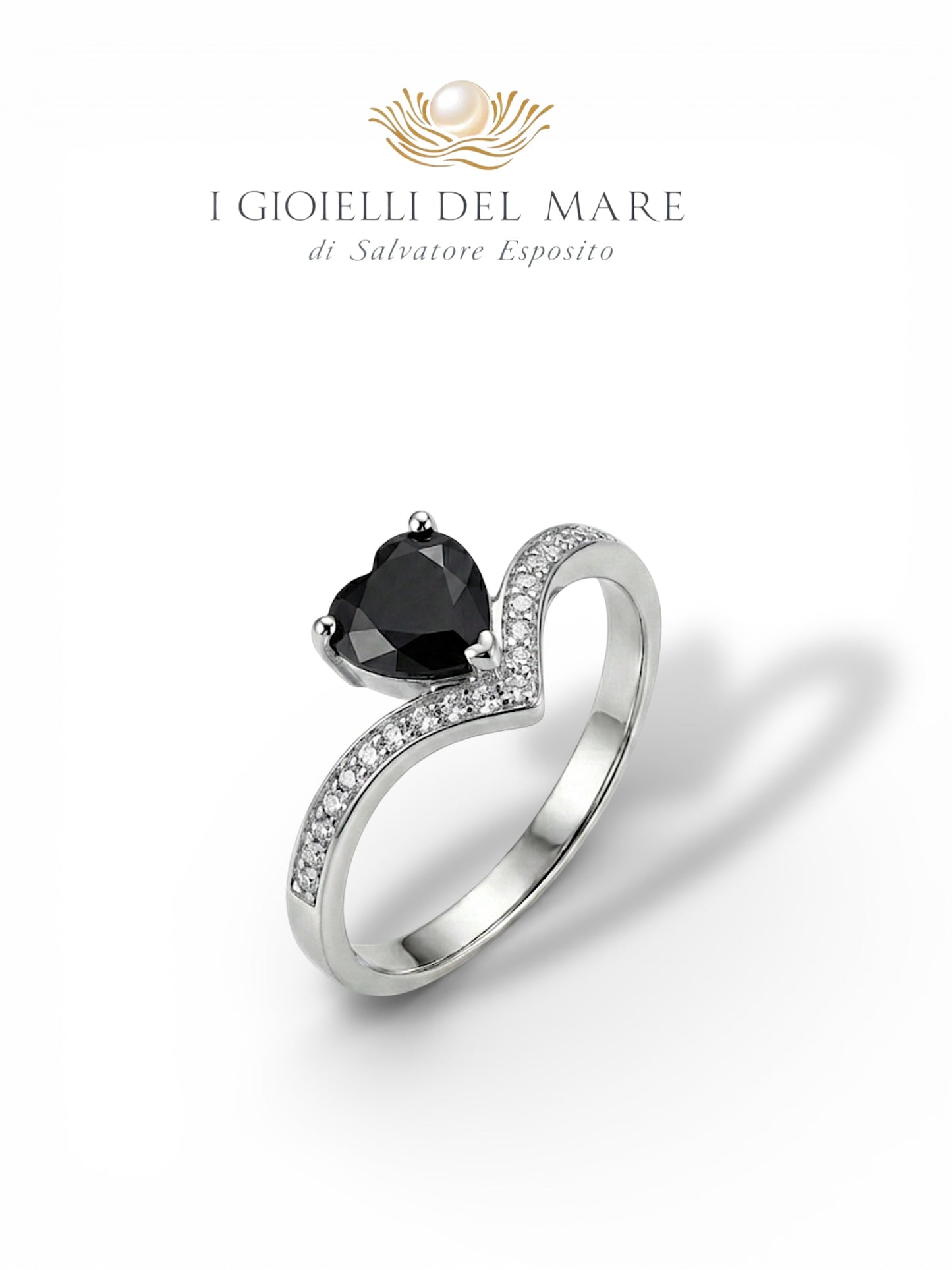 Anello in oro bianco e brillantini con Diamante taglio a cuore (Info su richiesta)