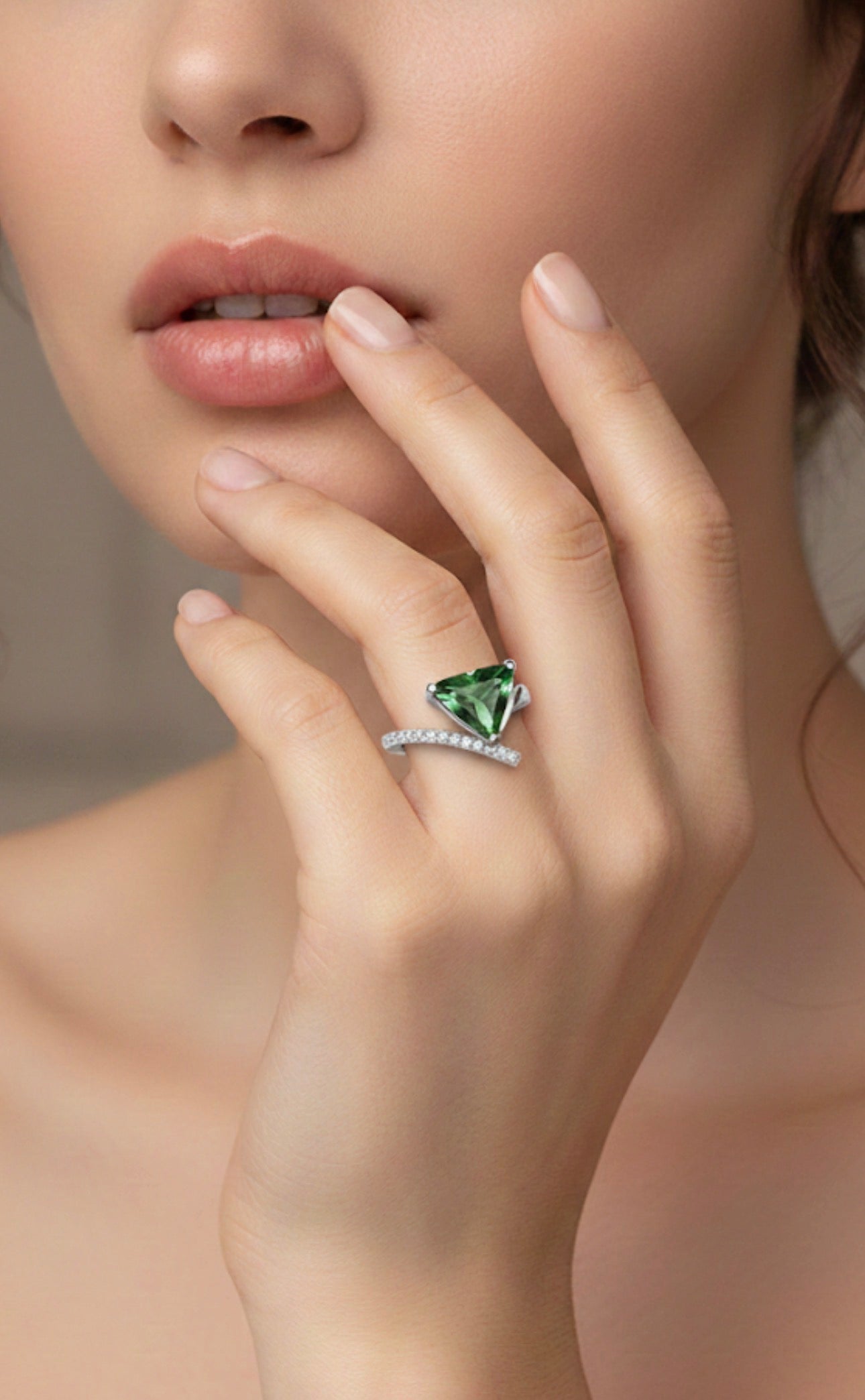 Anello in oro bianco e brillanti con smeraldo taglio a triangolo (Info su richiesta)