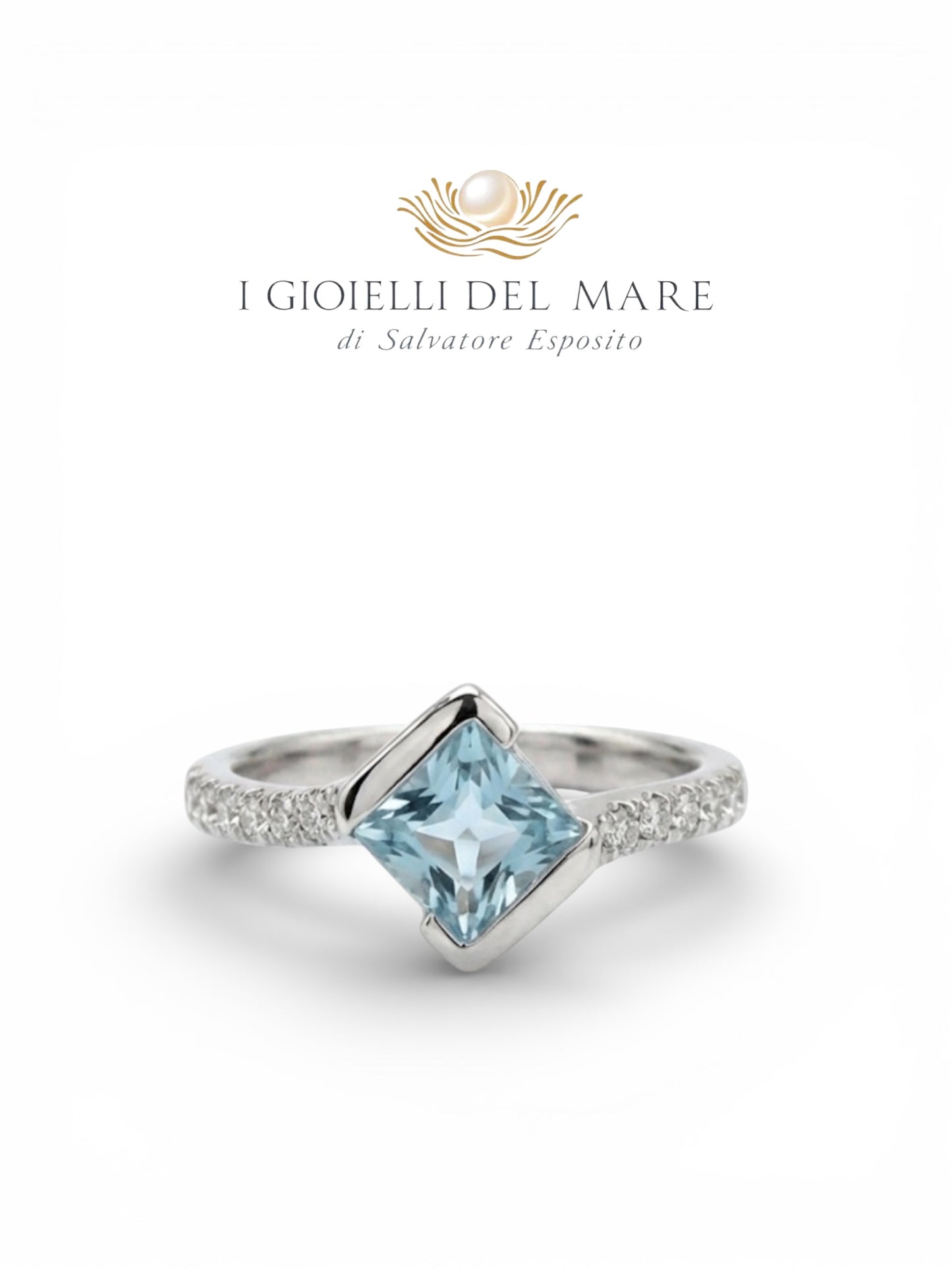 Anello in oro bianco con brillantini ed acquamarina (Info su richiesta)