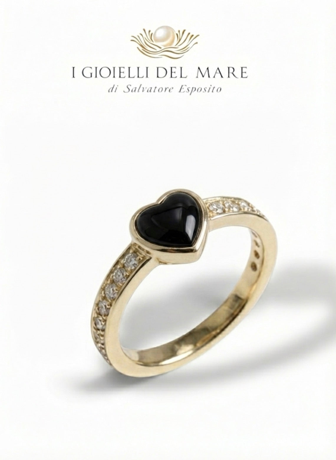 Anello in oro giallo e brillantini con cuore nero in onice( Info su richiesta)