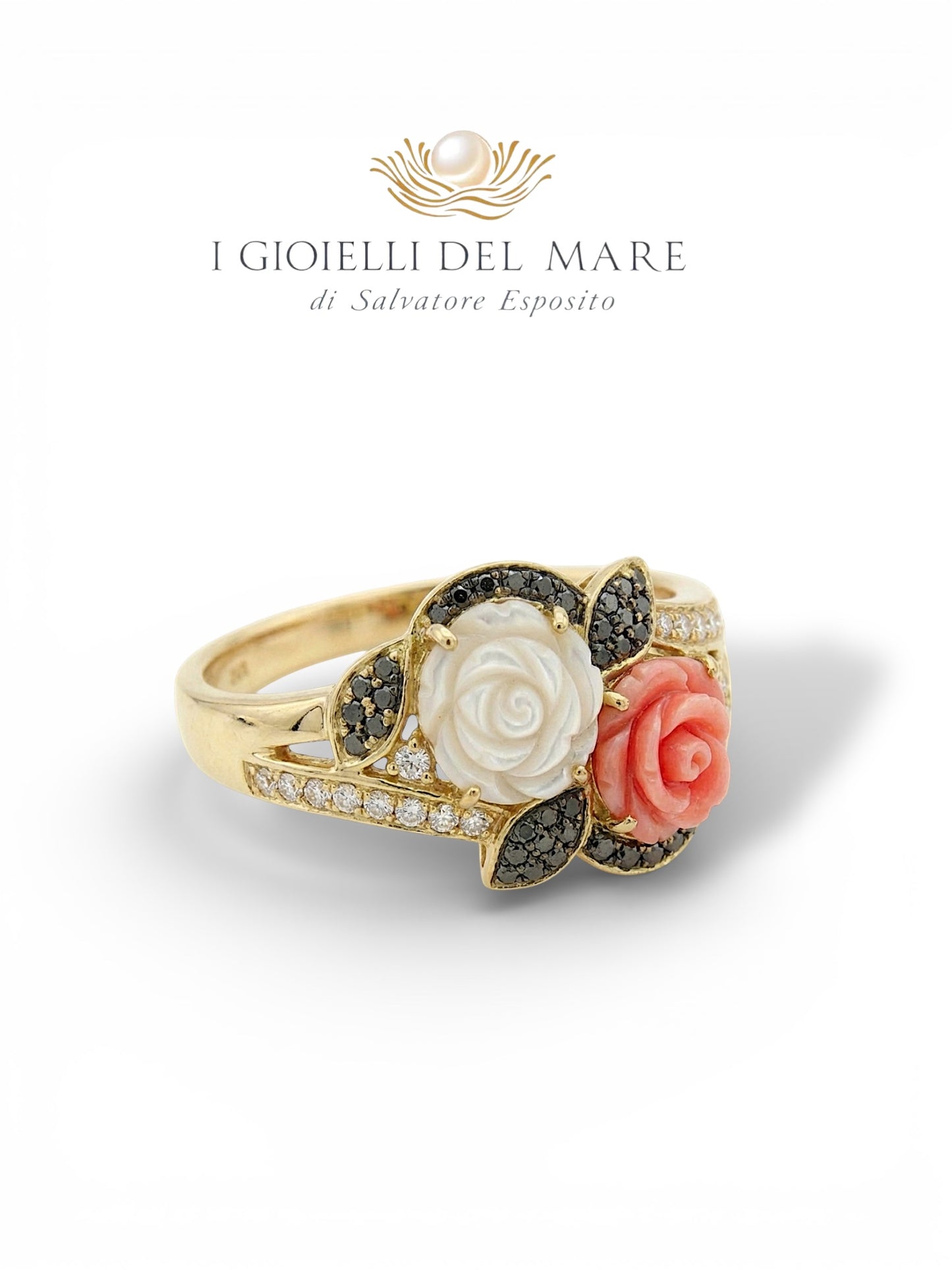 Anello in oro con brillantini bianchi e neri e rose incise in corallo e madreperla (Info su richiesta)