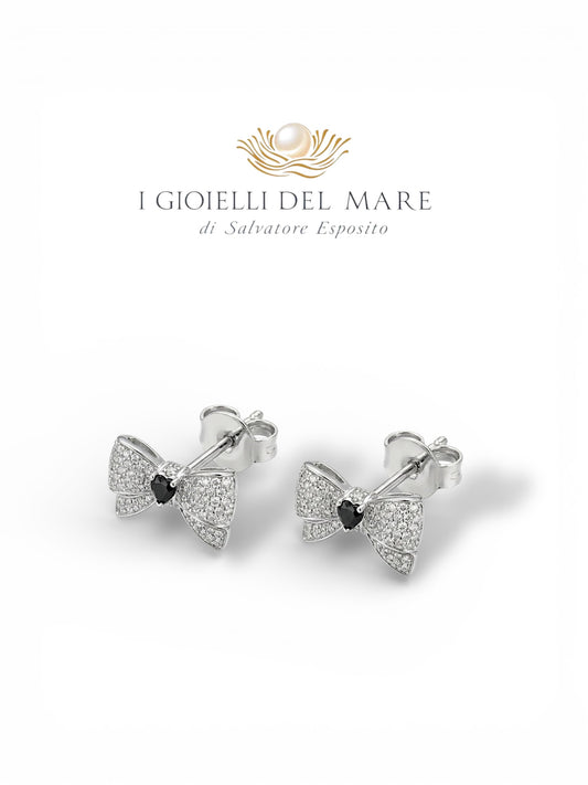 Orecchini in oro bianco e brillantini con diamanti neri a cuore (Info su richiesta)