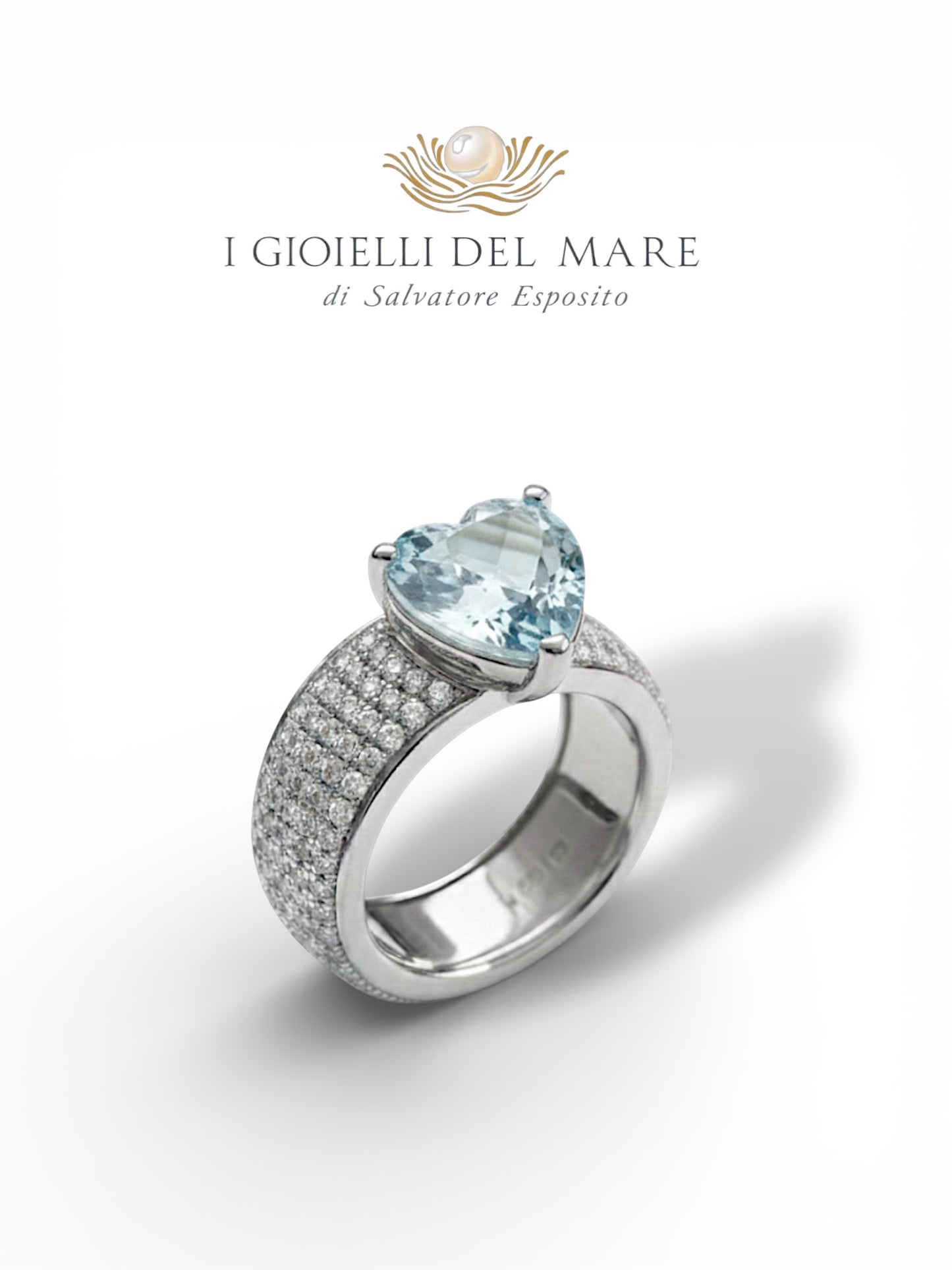 Anello in oro bianco e brillanti con cuore in acquamarina (Info su richiesta)