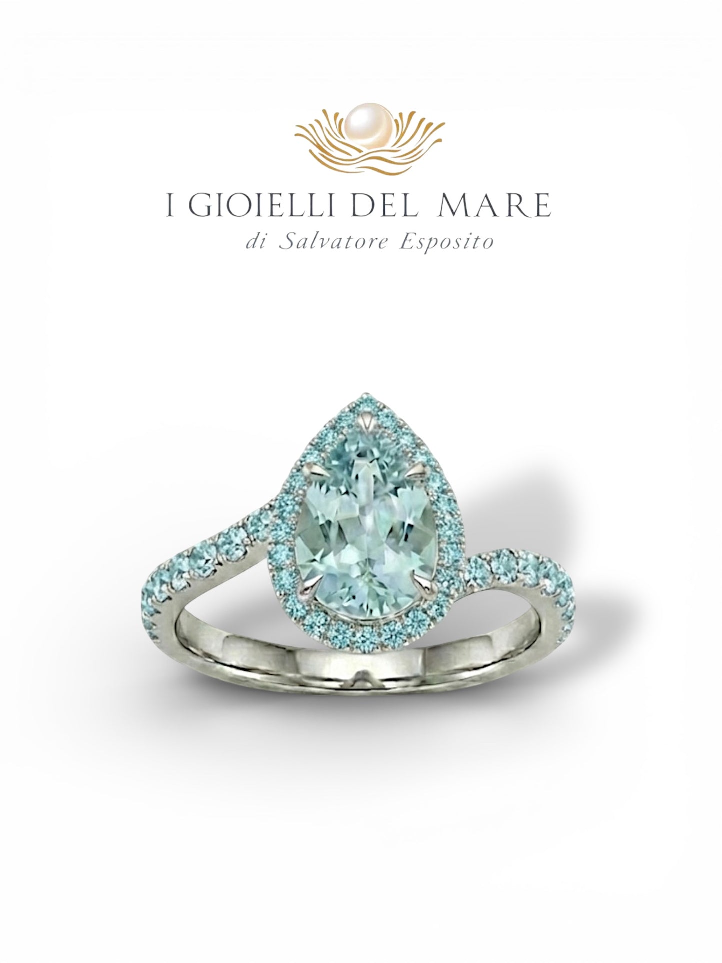 Anello in oro bianco con goccia di acquamarina e pavé di acquamarina (Info su richiesta)