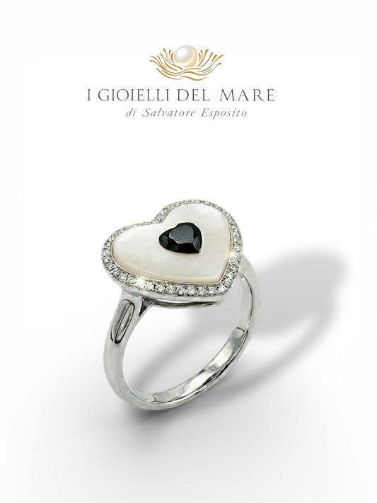 Anello in oro bianco e brillantini con cuore in madreperla e Diamante a cuore incastonato (Info su richiesta)