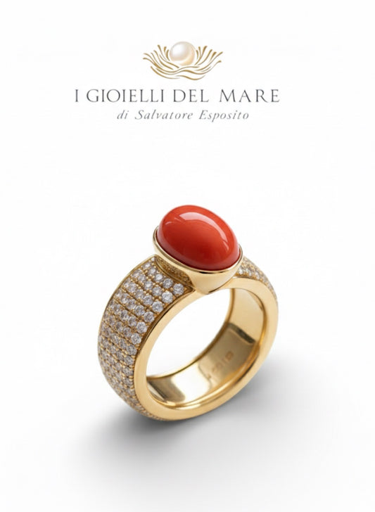 Anello in oro 18 kt. con pavé di brillantini e cabochon di Corallo rosso (Info su richiesta)
