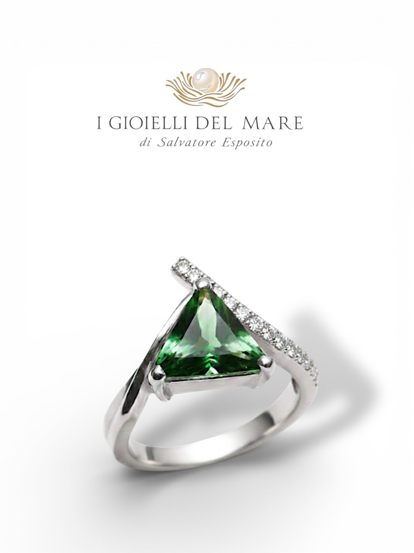 Anello in oro bianco e brillanti con smeraldo taglio a triangolo (Info su richiesta)