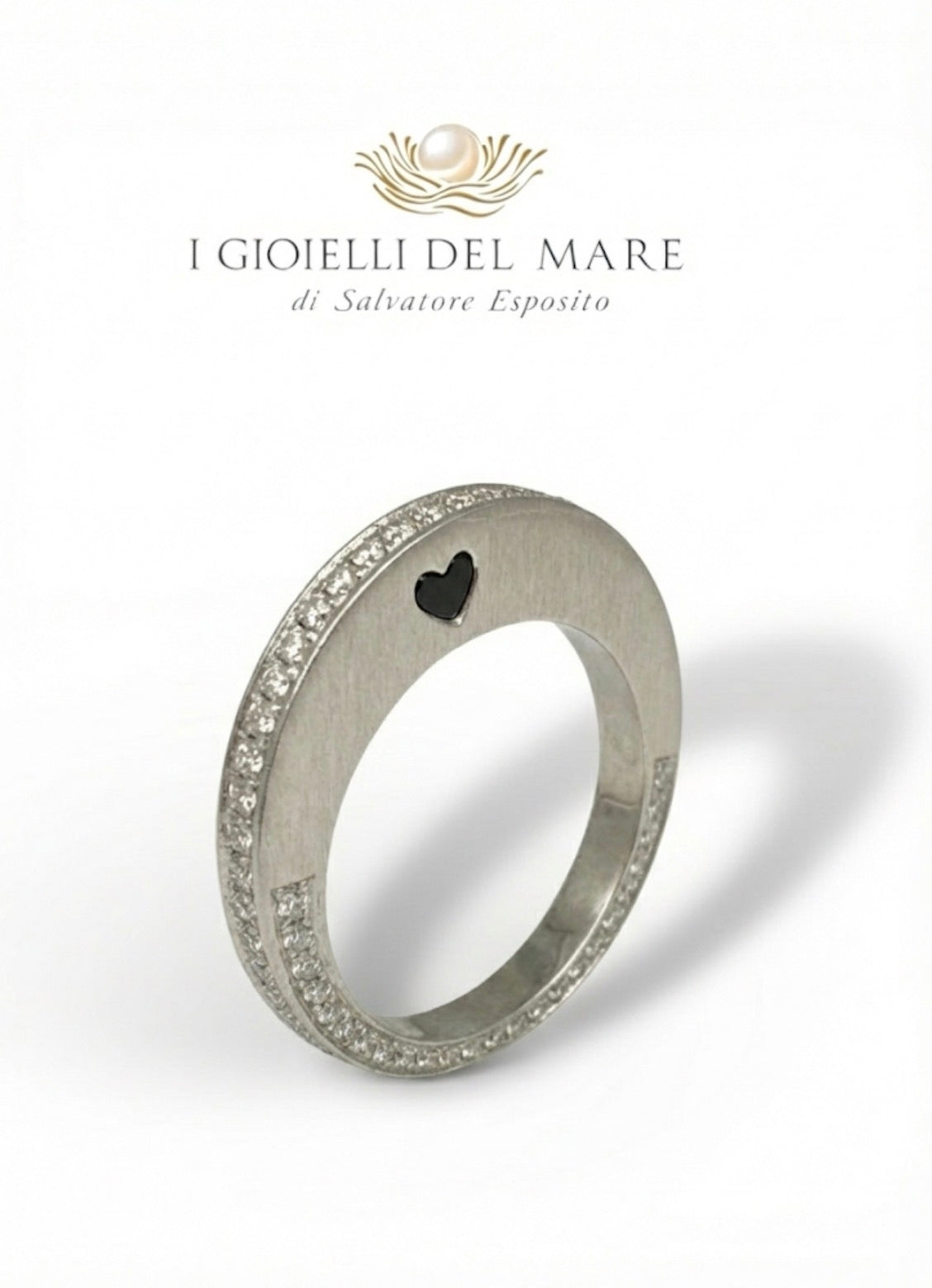 Anello in oro bianco e brillantini con diamante nero a cuore