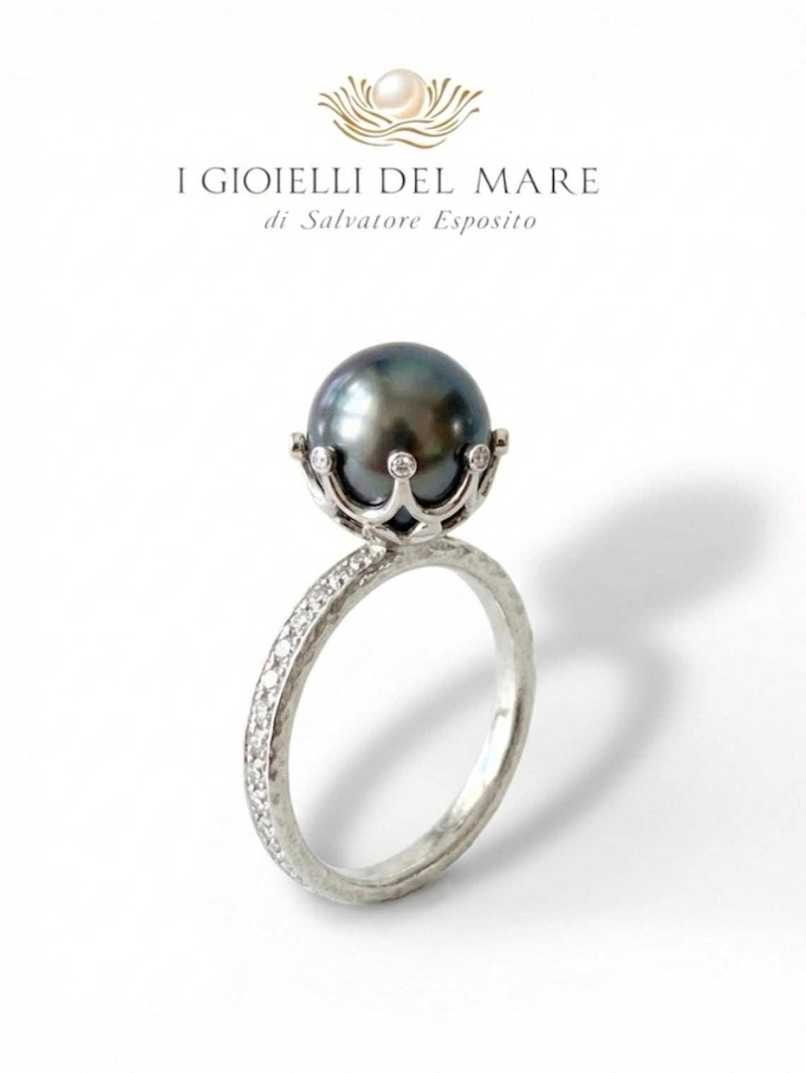 Anello in oro bianco , brillanti e perla nera (Info su richiesta)