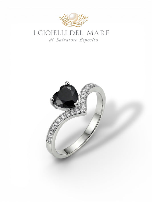 Anello in oro bianco e brillantini con Diamante taglio a cuore (Info su richiesta)