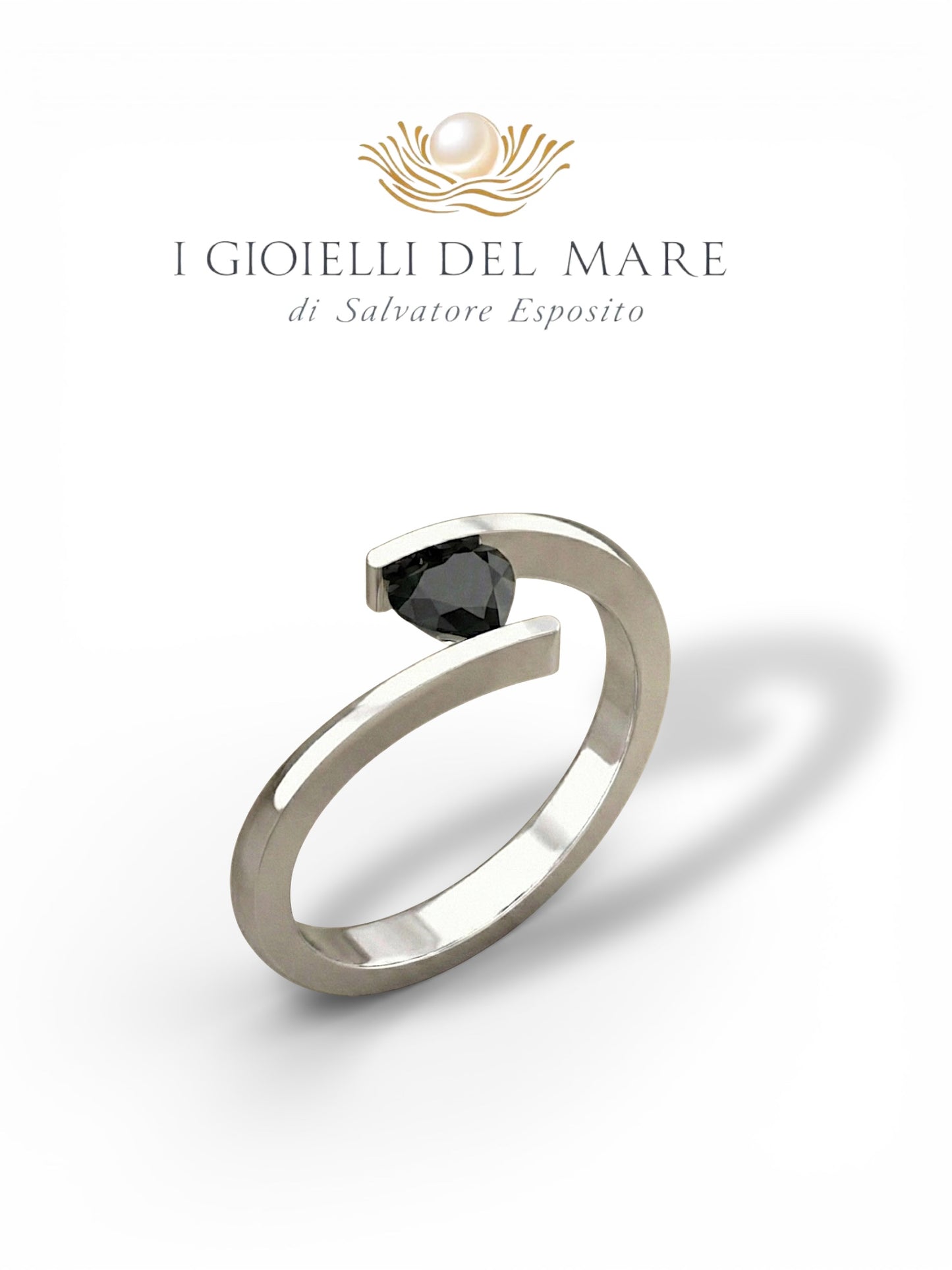 Anello in oro bianco con diamante nero a cuore (Info su richiesta)