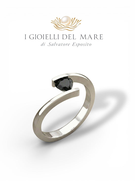 Anello in oro bianco con diamante nero a cuore (Info su richiesta)