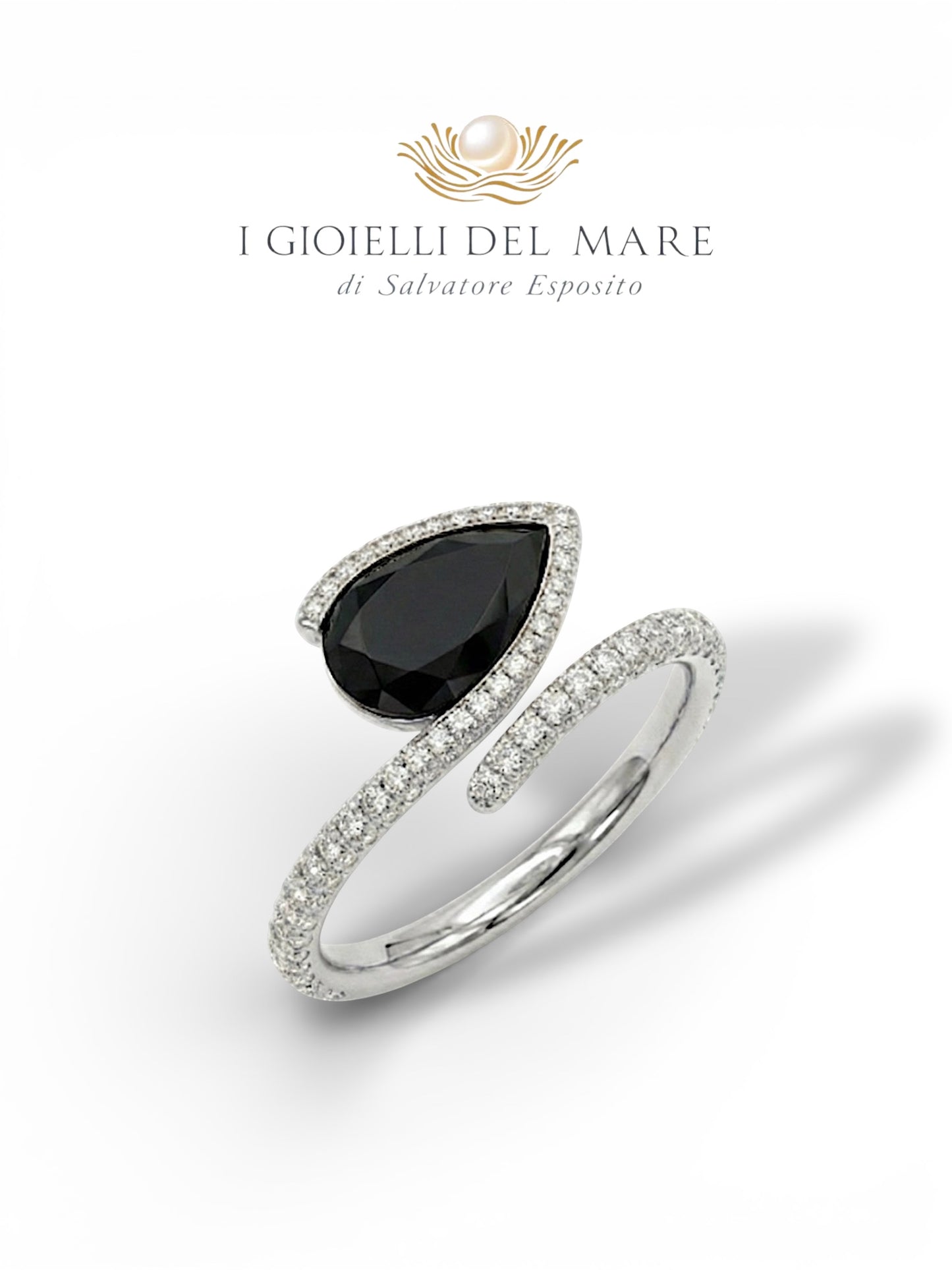 Anello in oro bianco e brillantini con goccia in onice sfaccettata (Info su richiesta)