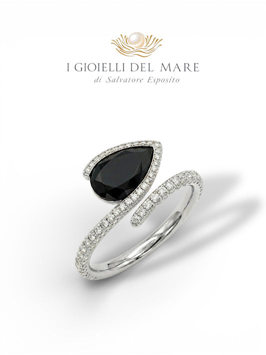 Anello in oro bianco e brillantini con goccia in onice sfaccettata (Info su richiesta)