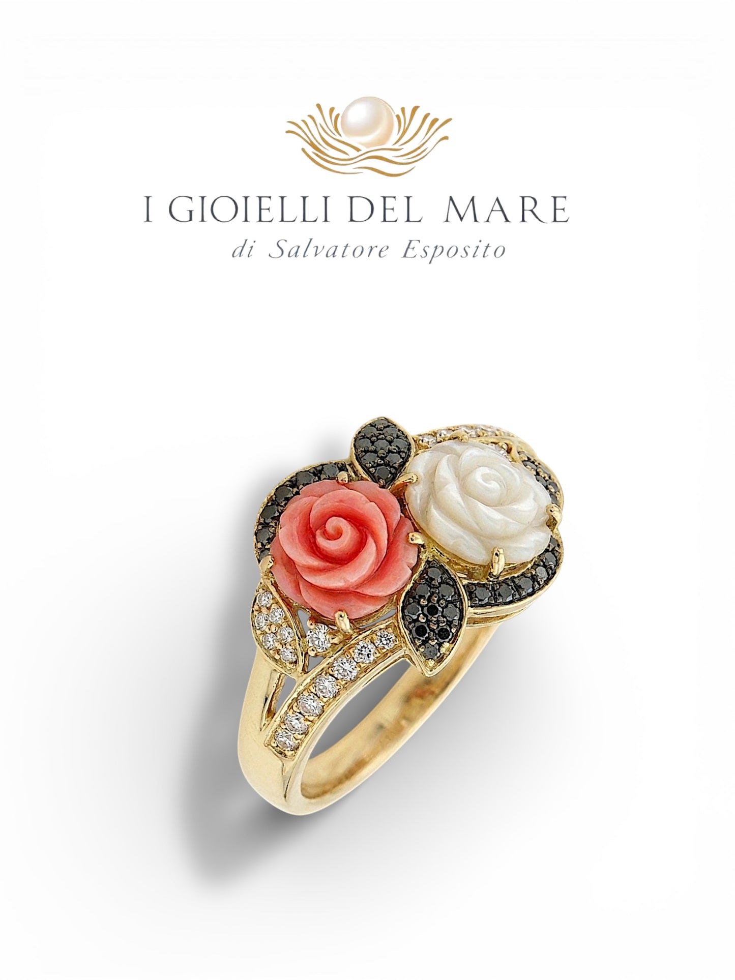 Anello in oro con brillantini bianchi e neri e rose incise in corallo e madreperla (Info su richiesta)