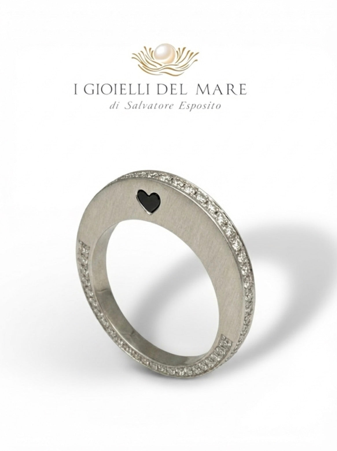 Anello in oro bianco e brillantini con diamante nero a cuore