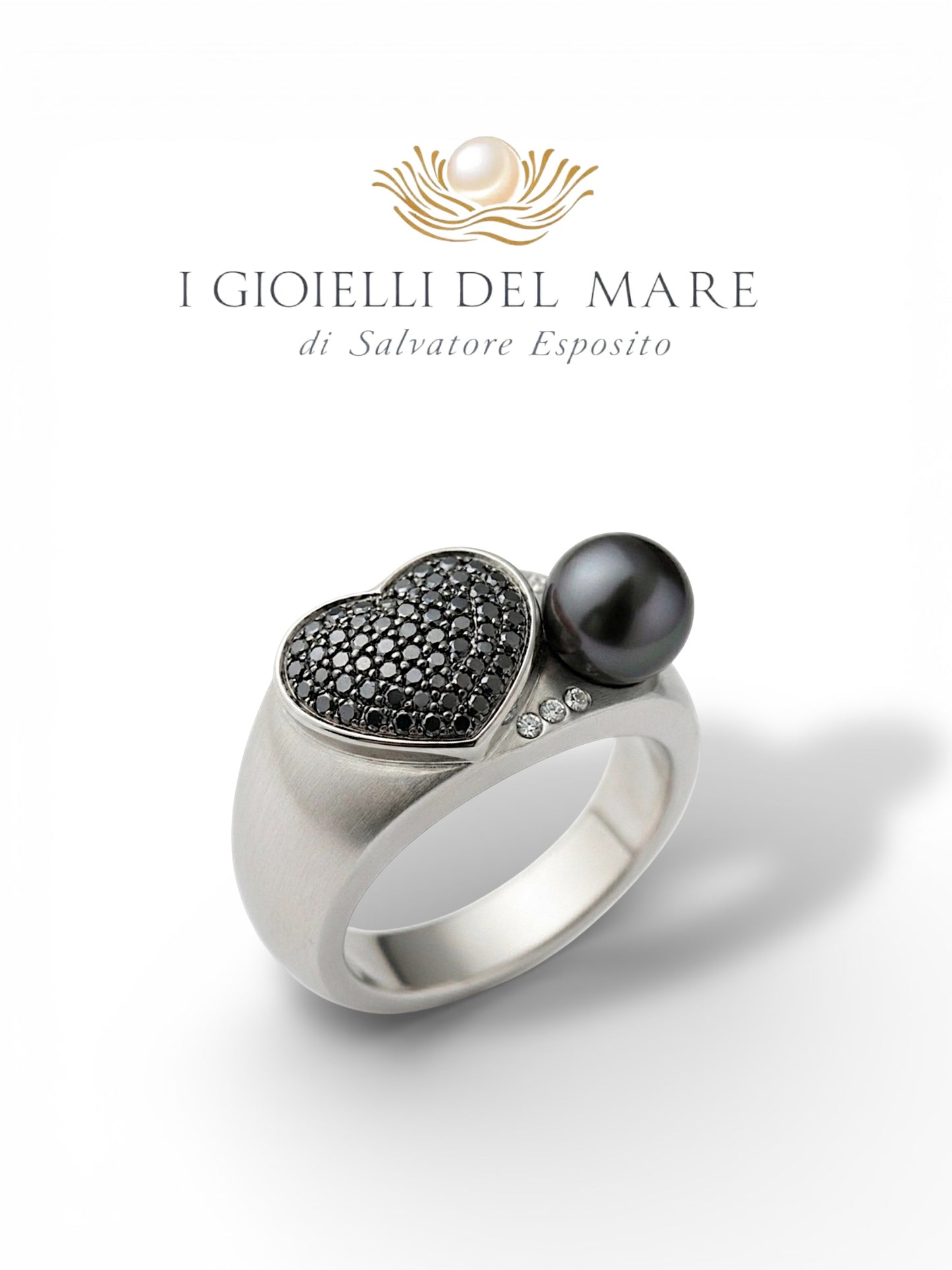 Anello in oro bianco a cuore con brillantini neri e bianchi con perla nera(Info su richiesta)