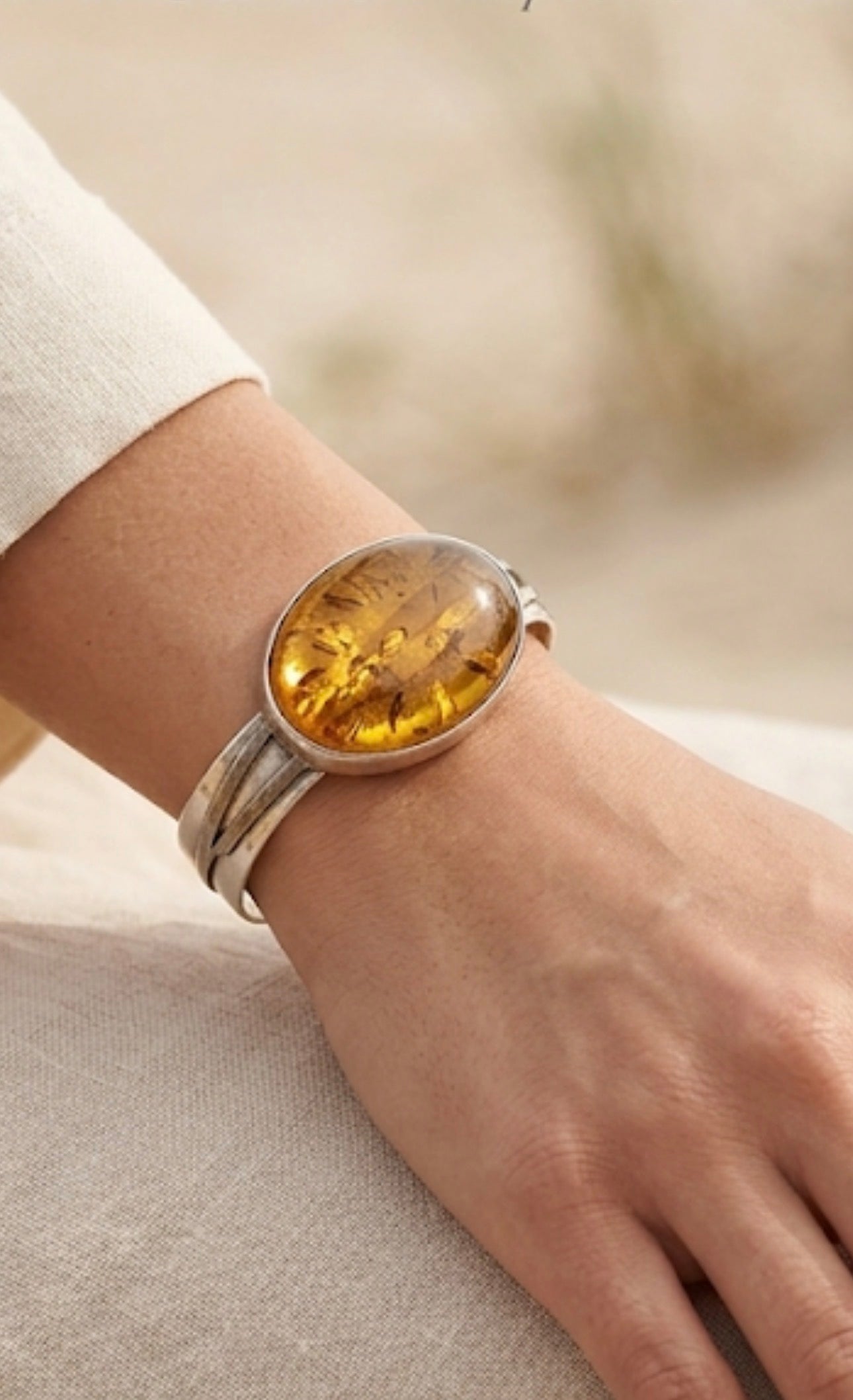 Bracciale rigido in argento con ambra baltica - dettaglio cabochon
