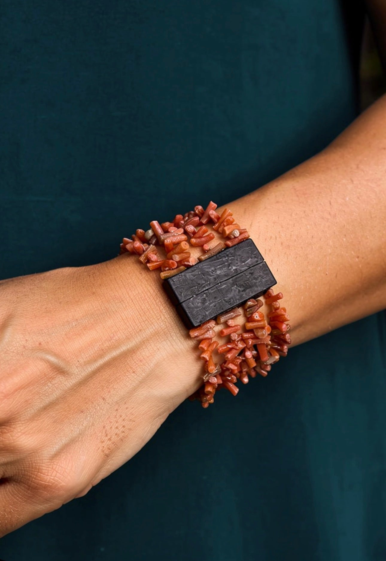 Bracciale artigianale corallo e ebano - dettaglio chiusura magnetica
