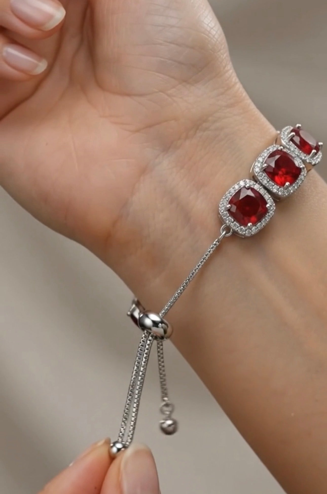 Dettaglio chiusura scorrevole bracciale argento 925 con granati naturali taglio cushion e zirconi