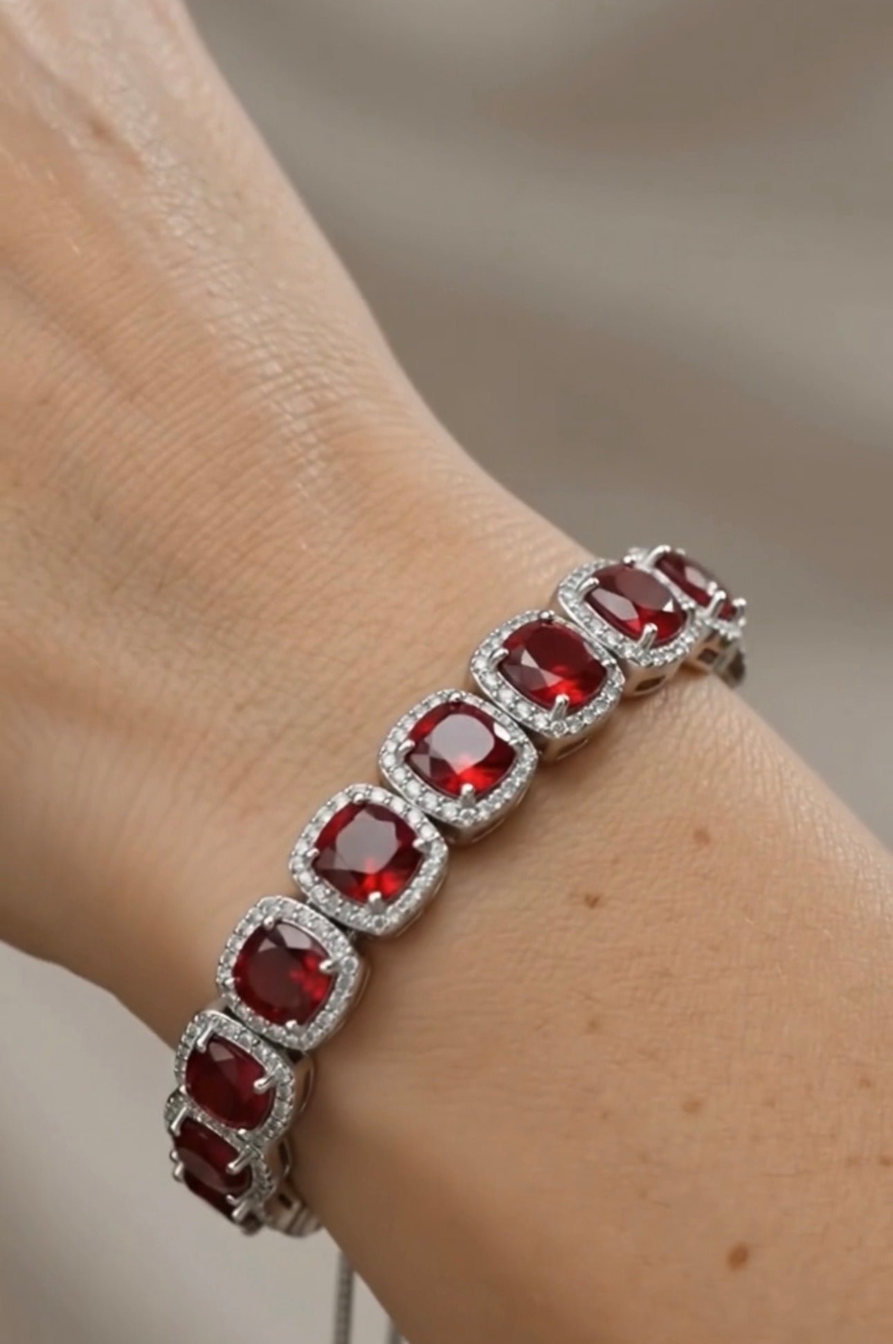 Bracciale in argento 925 con granati naturali rossi taglio cushion e micro pavé di zirconi bianchi indossato
