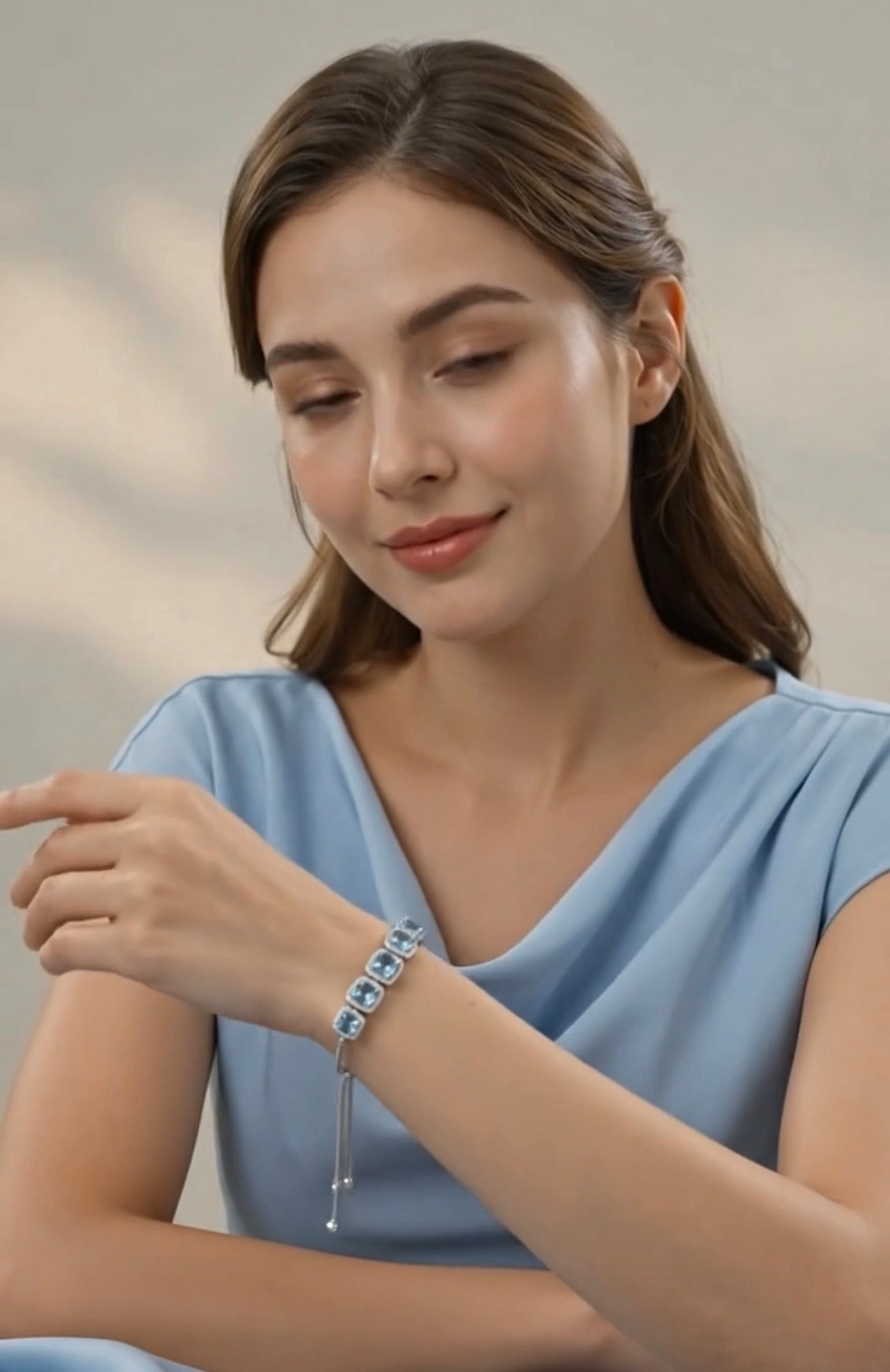 Bracciale argento 925 con topazi azzurri naturali indossato da donna – chiusura scorrevole regolabile