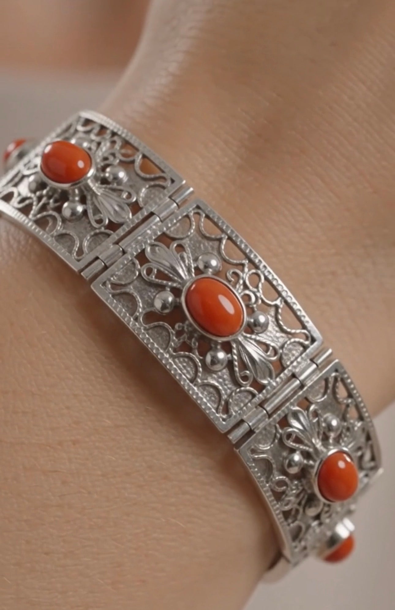 Bracciale artigianale argento e corallo rosso indossato – Made in Italy