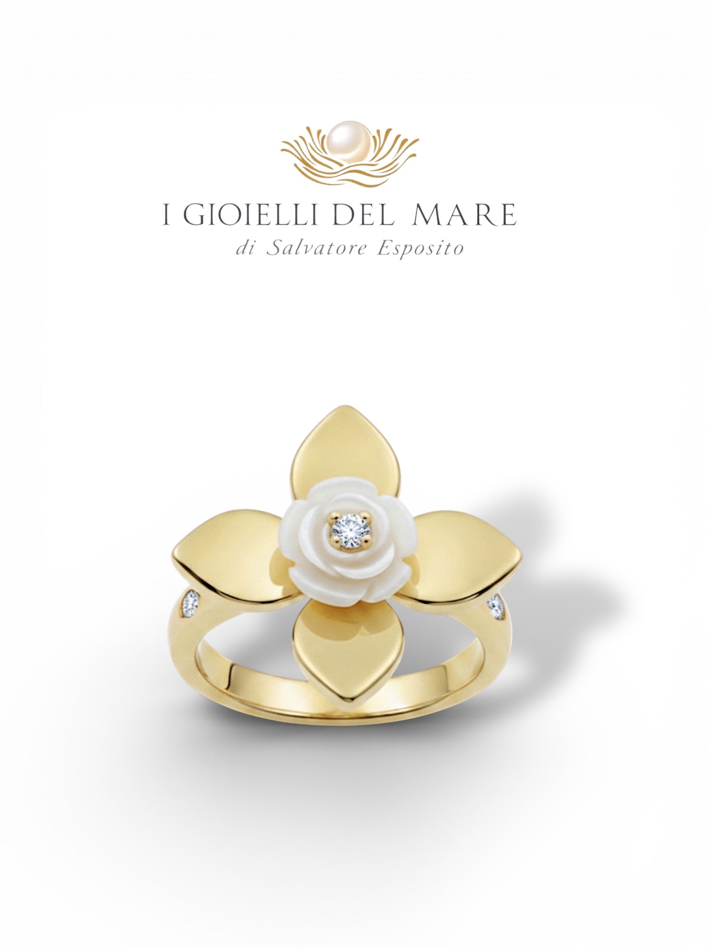 Anello in oro con fiore di madreperla e brillantini