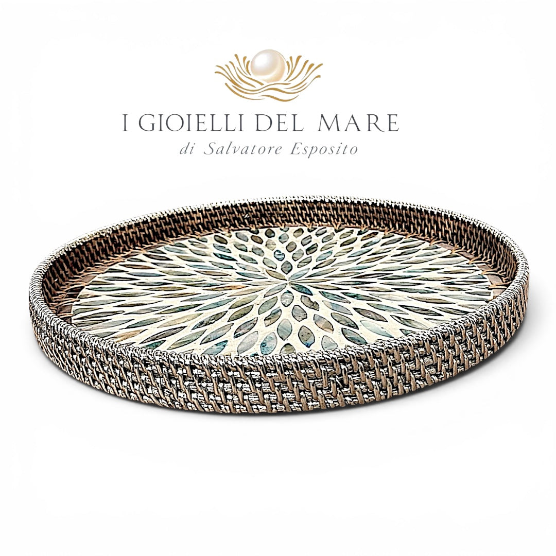 Vassoio tondo di rattan rivestito in argento con mosaico di madreperla artigianale in argento - I Gioielli del Mare