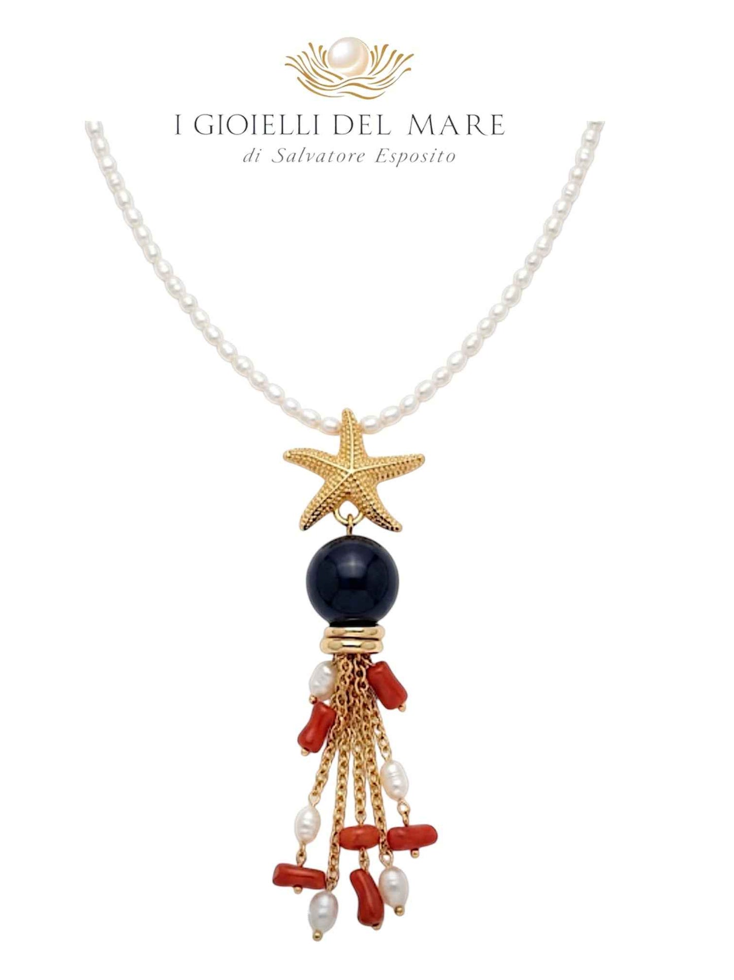 Collier di perle con ciondolo in corallo, perle e montatura in ottone dorato