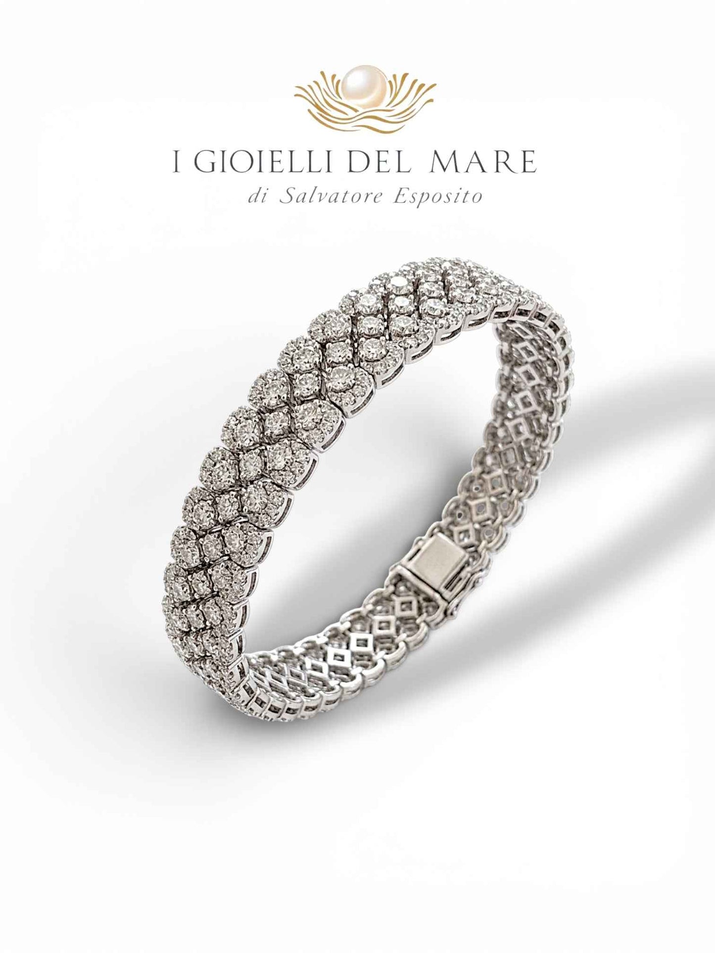 Bracciale in argento realizzato a mano con un pave di zaffiri bianchi