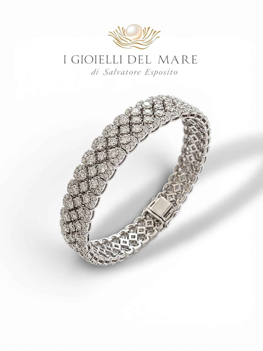 Bracciale in argento realizzato a mano con un pave di zaffiri bianchi