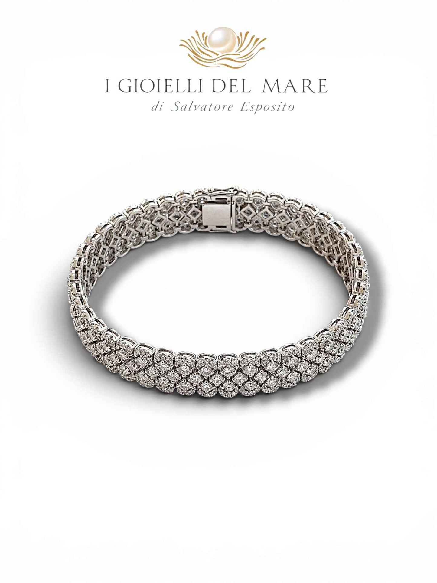Bracciale in argento realizzato a mano con un pave di zaffiri bianchi