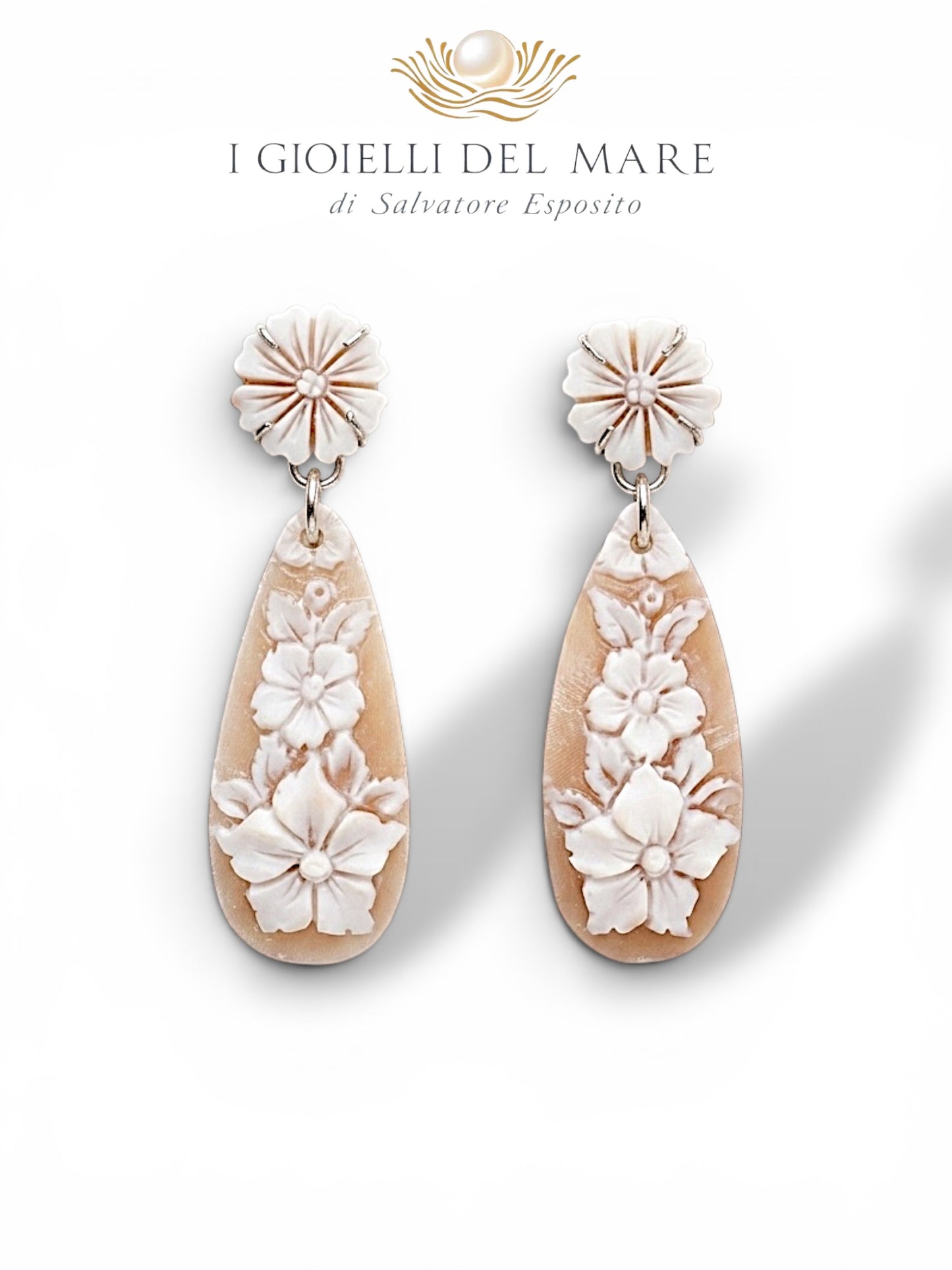 Orecchini pendente in cammeo inciso a fiori, gioiello artigianale italiano