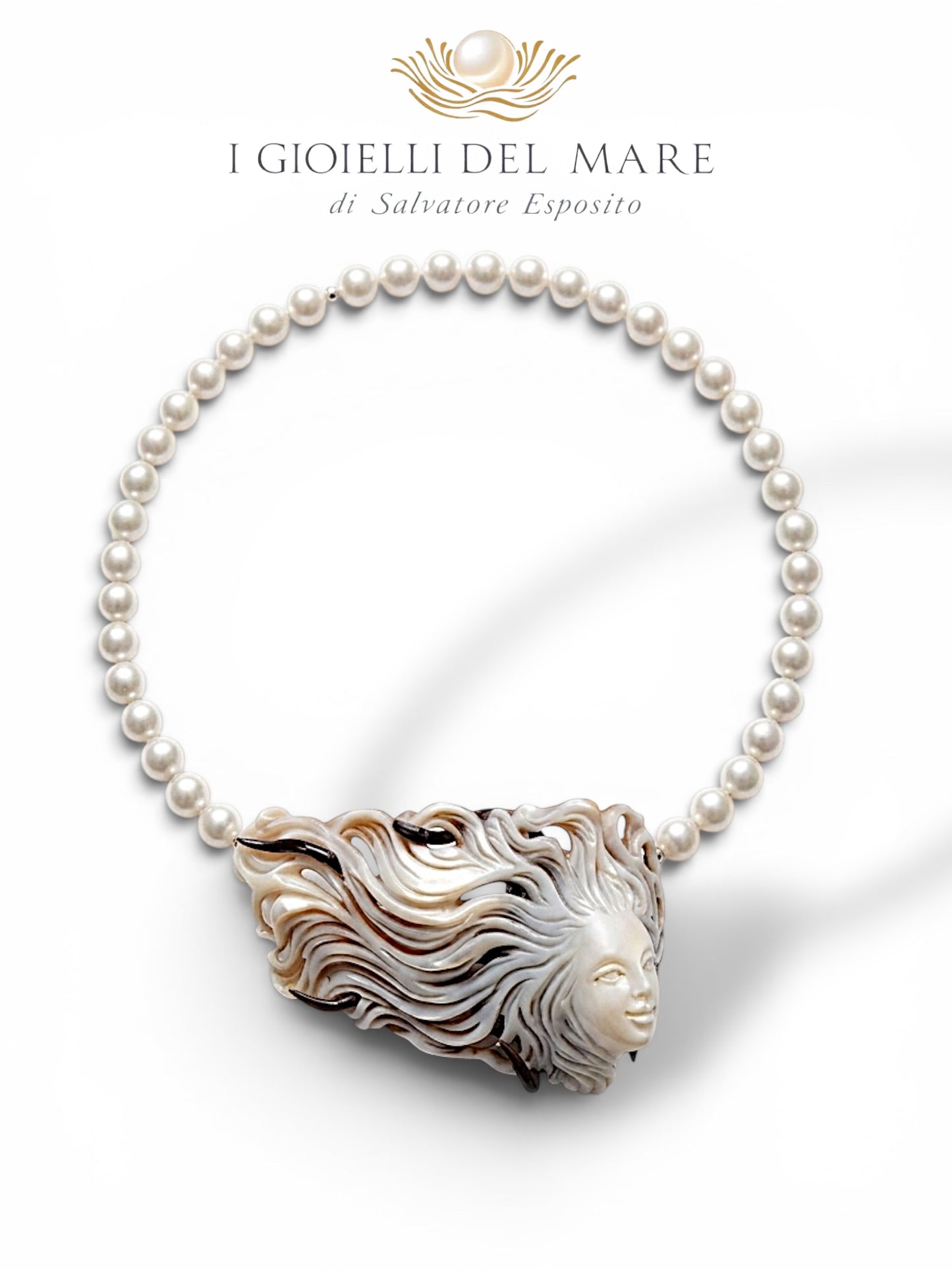 Collier artigianale con perle di acqua dolce e cammeo centrale inciso a mano, gioiello italiano fatto a mano