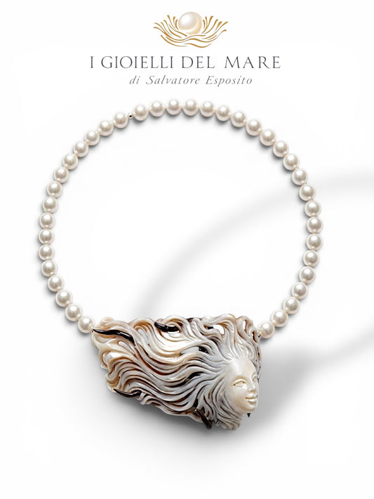 Collier artigianale con perle di acqua dolce e cammeo centrale inciso a mano, gioiello italiano fatto a mano