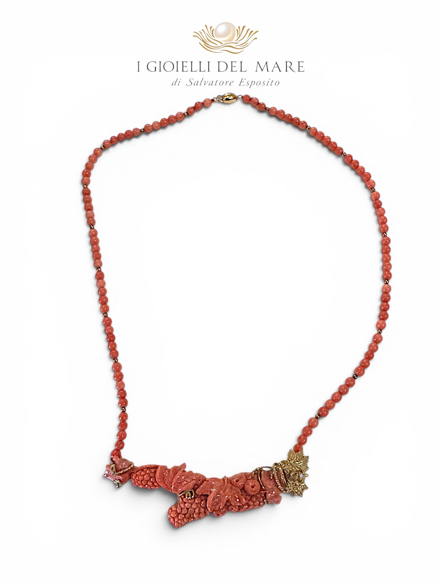 Collana in corallo giapponese con ramo inciso a motivi floreali