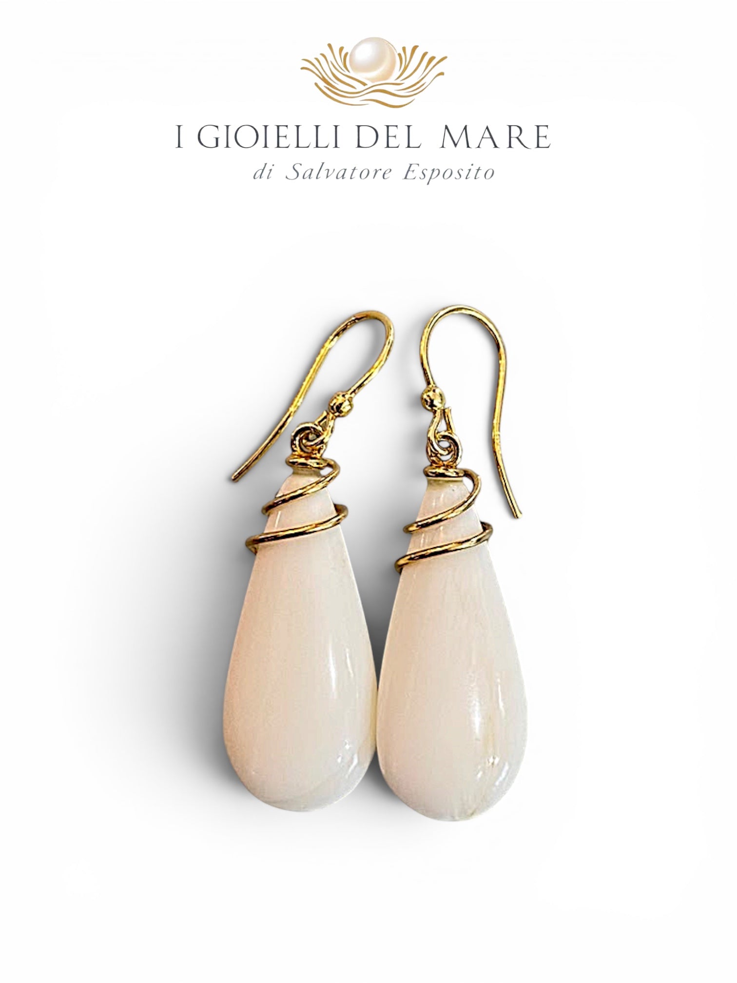 Orecchini goccia in conchiglia rosa naturale e argento dorato, artigianali – I Gioielli del Mare