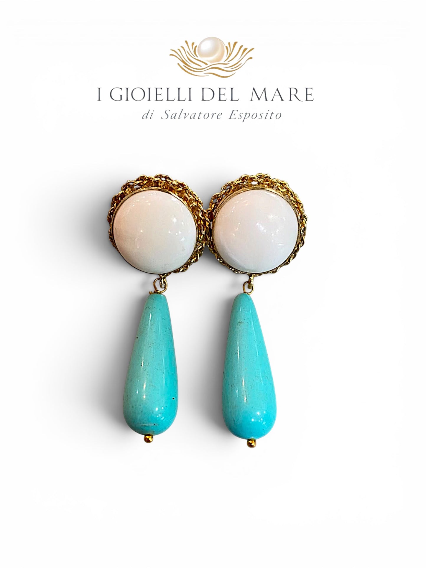 Orecchini in conchiglia rosa naturale e gocce di turchese con montature in argento dorato – I Gioielli del Mare

