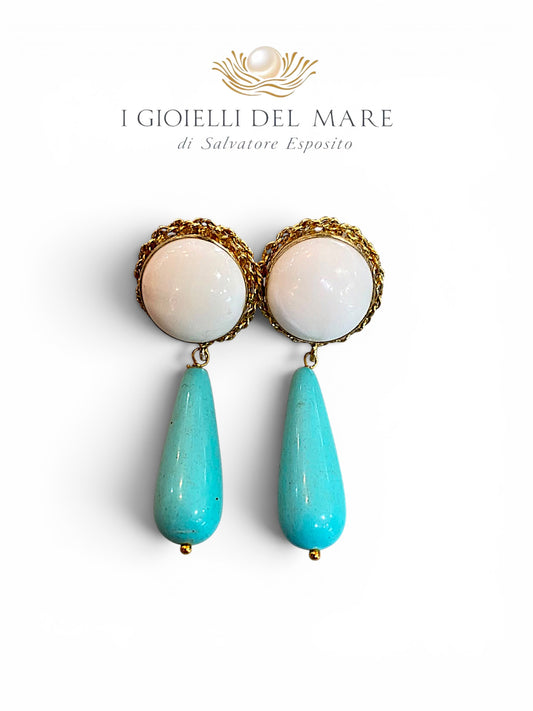 Orecchini in conchiglia rosa naturale e gocce di turchese con montature in argento dorato – I Gioielli del Mare

