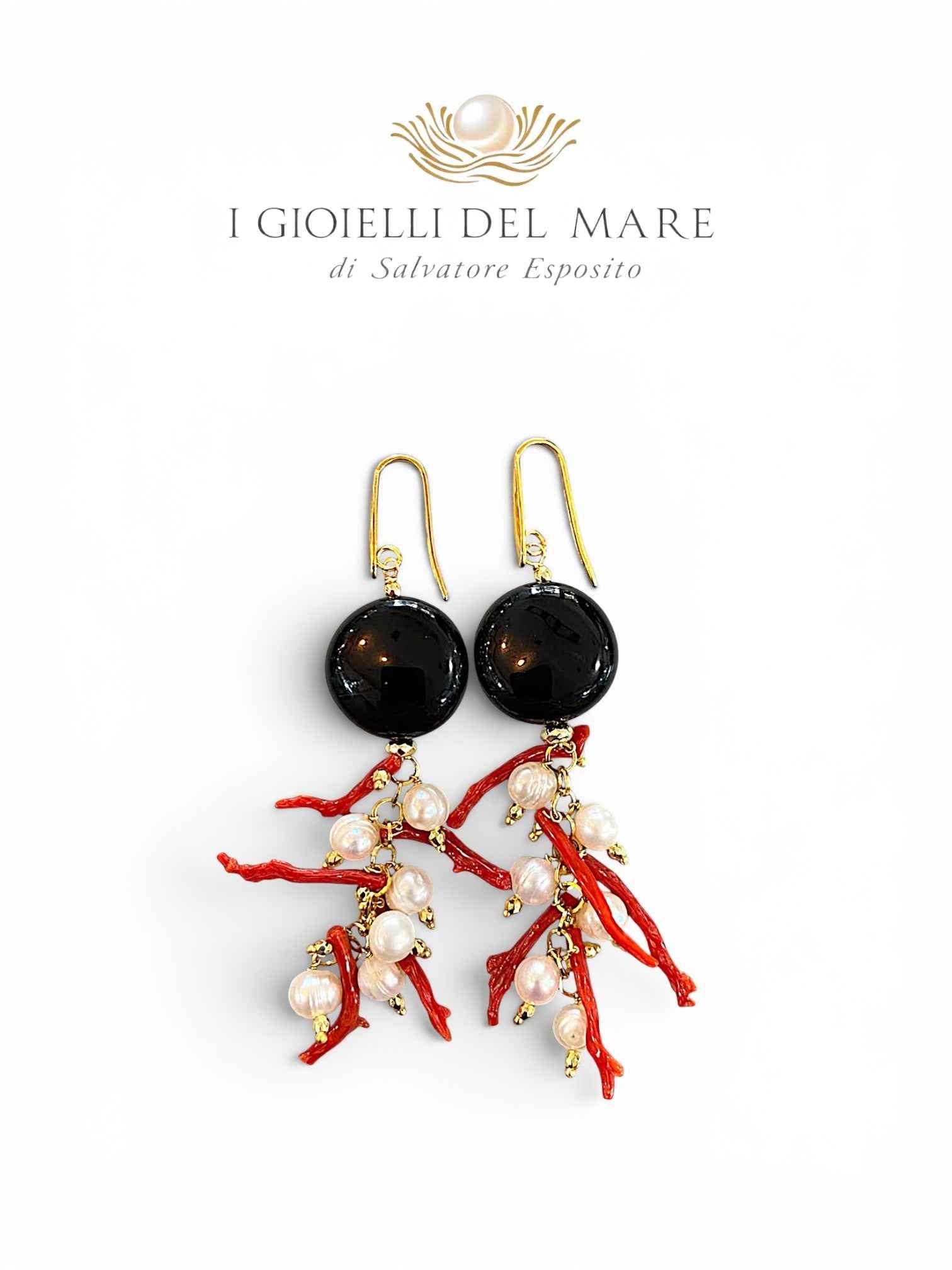 Orecchini Perle e corallo con onice in argento dorato