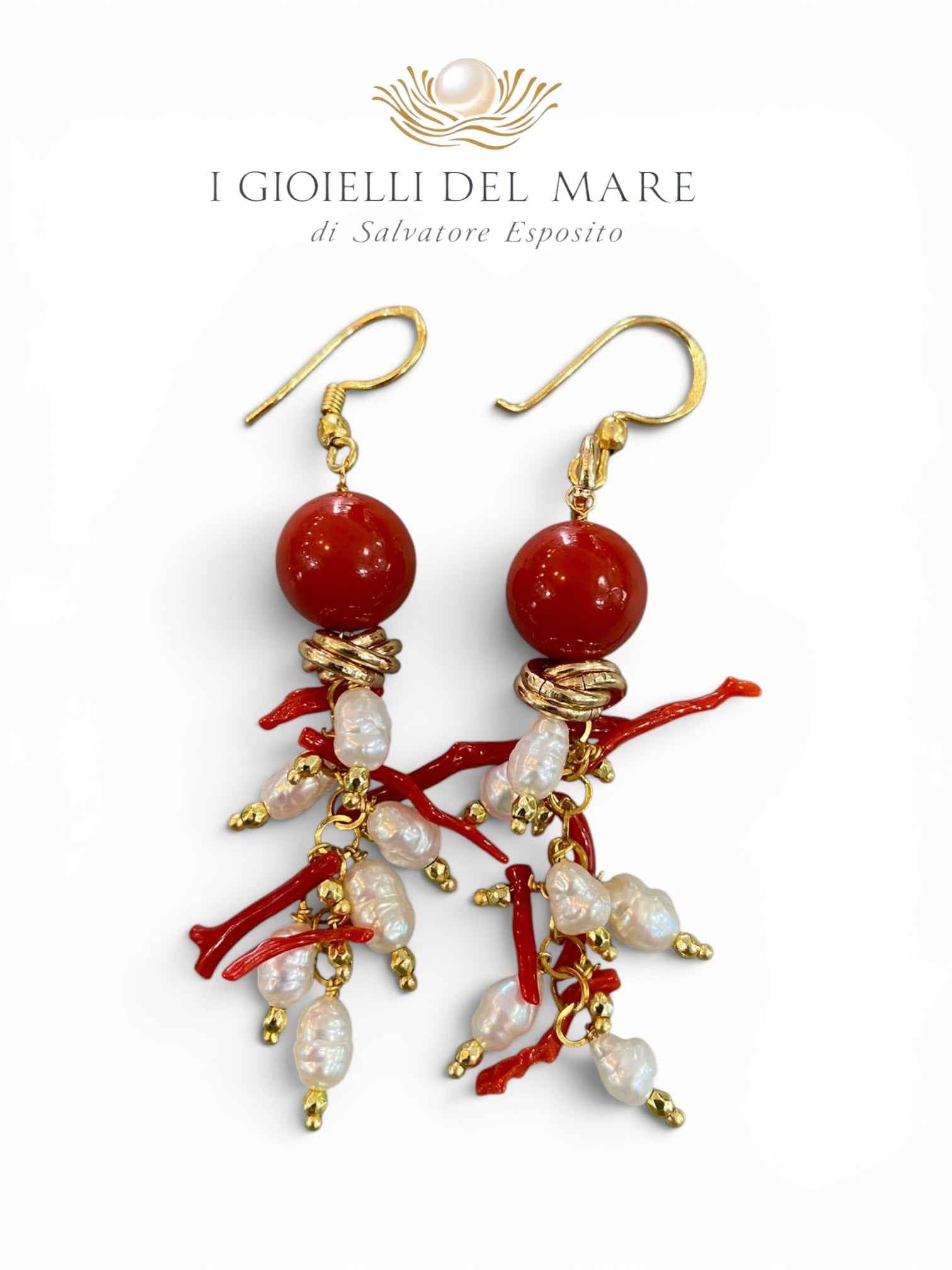 Orecchini con Corallo e perle di acqua dolce e pasta di corallo montato in metallo antiallergico