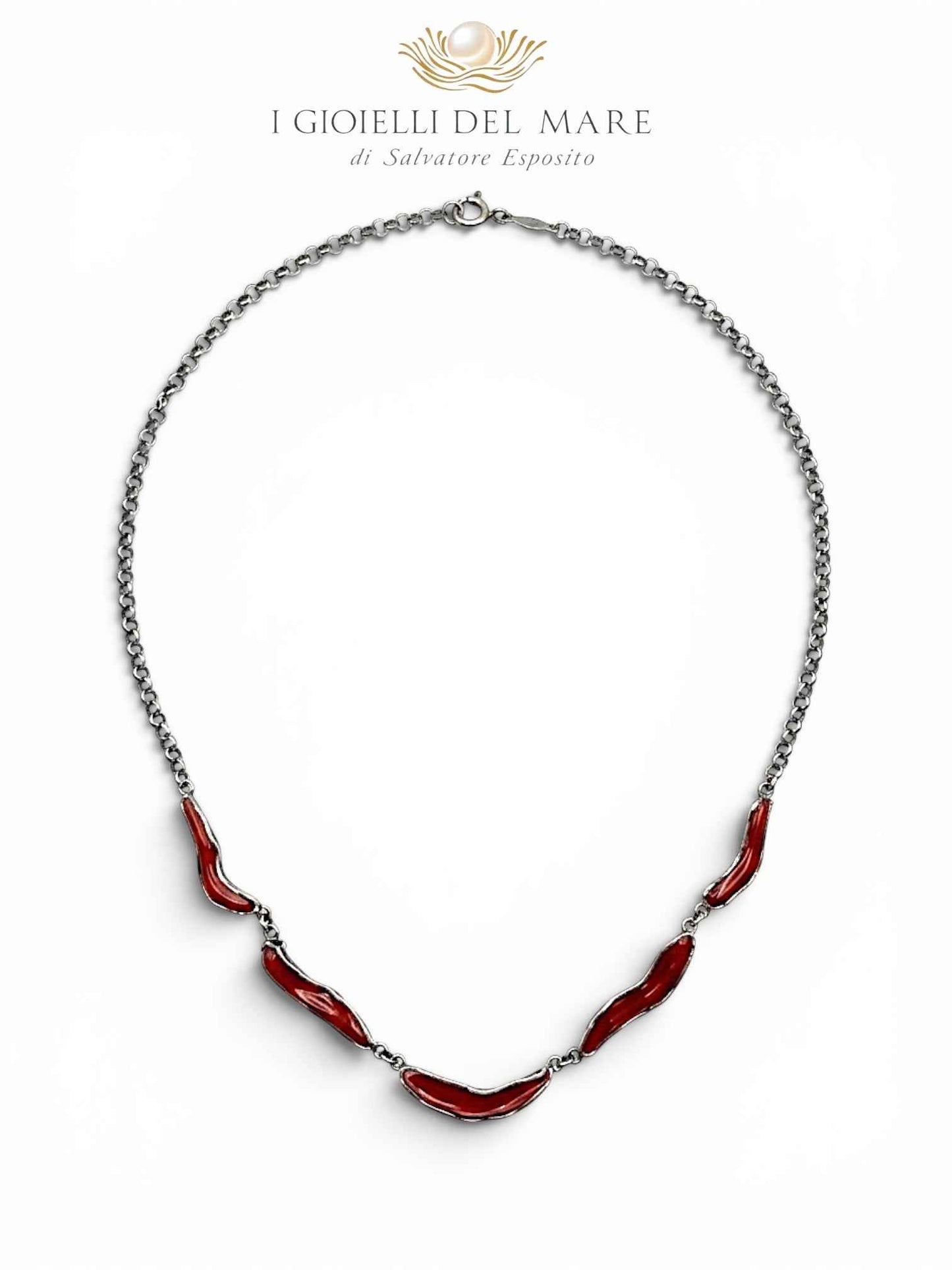 Collana artigianale in argento sterling 925 con rametti di corallo naturale incastonati, su sfondo bianco | I Gioielli del Mare
