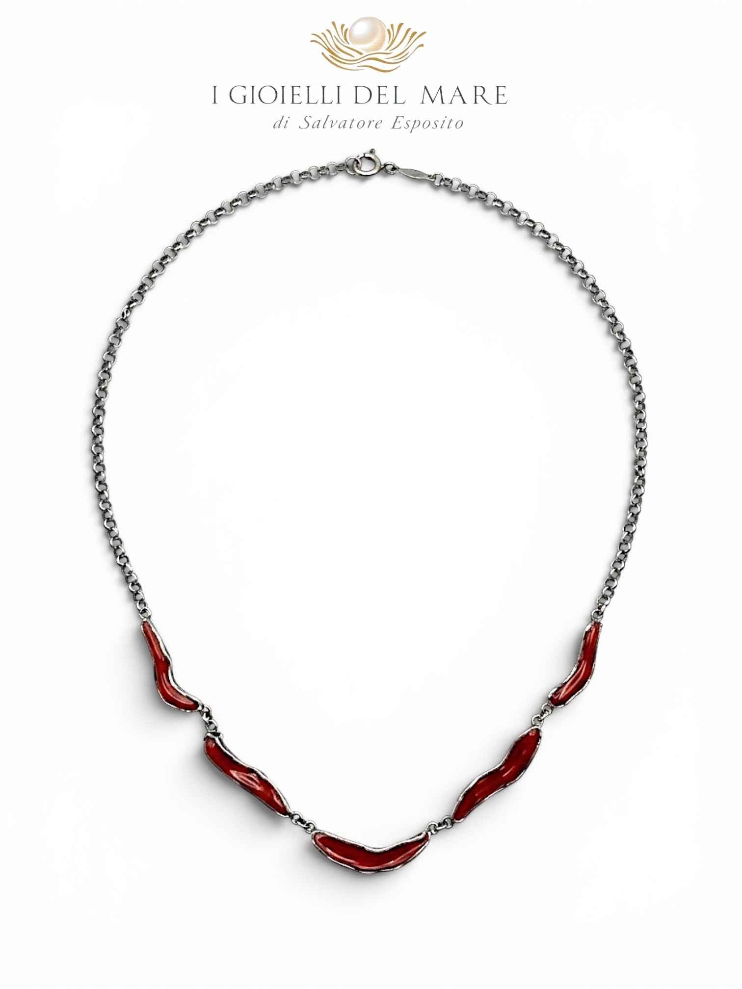 Collana artigianale in argento sterling 925 con rametti di corallo naturale incastonati, su sfondo bianco | I Gioielli del Mare