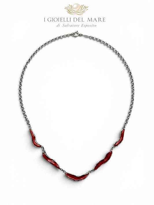 Collana artigianale in argento sterling 925 con rametti di corallo naturale incastonati, su sfondo bianco | I Gioielli del Mare