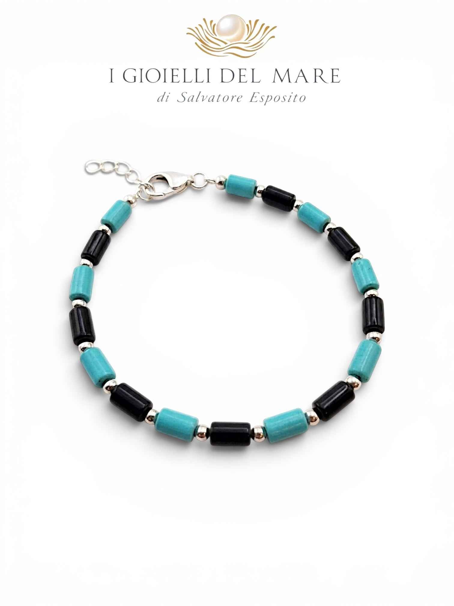 Bracciale uomo in pasta di turchese e onice montato in argento, su sfondo bianco
